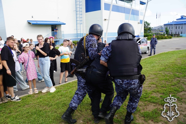 Хабаровские росгвардейцы встретились с юными дальневосточниками в краевом детском центре «Созвездие»