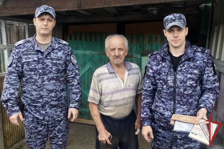 В Хабаровском крае росгвардейцы помогли вернуть утерянные документы и деньги пенсионеру