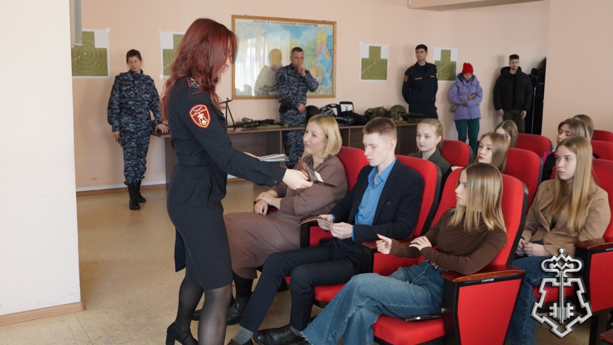 В День призывника хабаровские школьники и студенты стали гостями Росгвардии