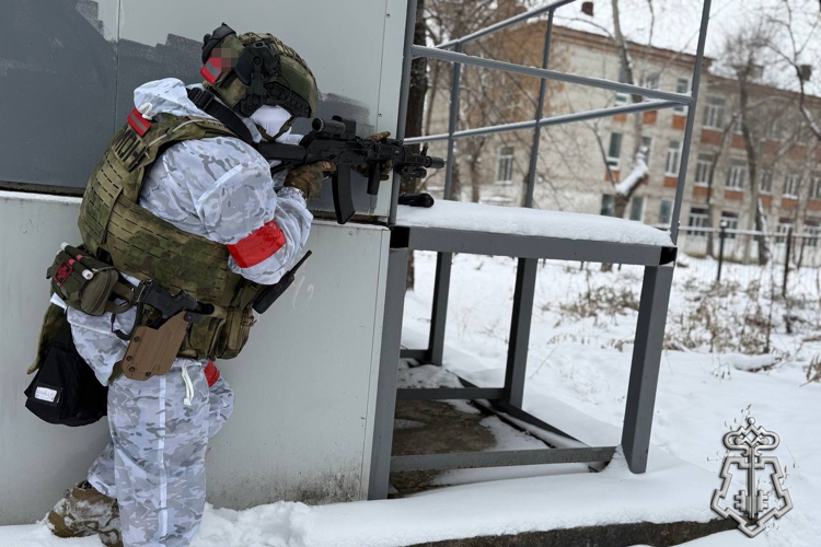 В Комсомольске-на-Амуре росгвардейцы приняли участие в антитеррористической тренировке на объекте образования
