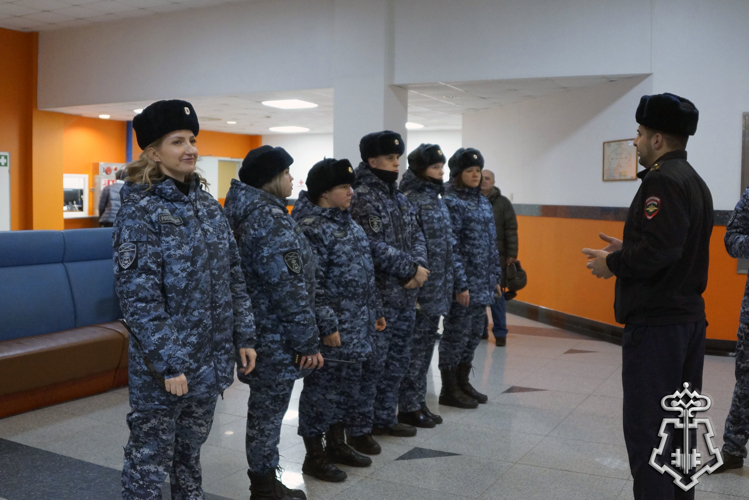 Сотрудники Росгвардии обеспечили охрану общественного порядка и безопасность на хоккейном матче в Хабаровске