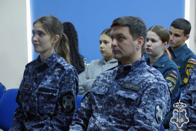 В Хабаровске сотрудники Росгвардии встретились со студентами техникума