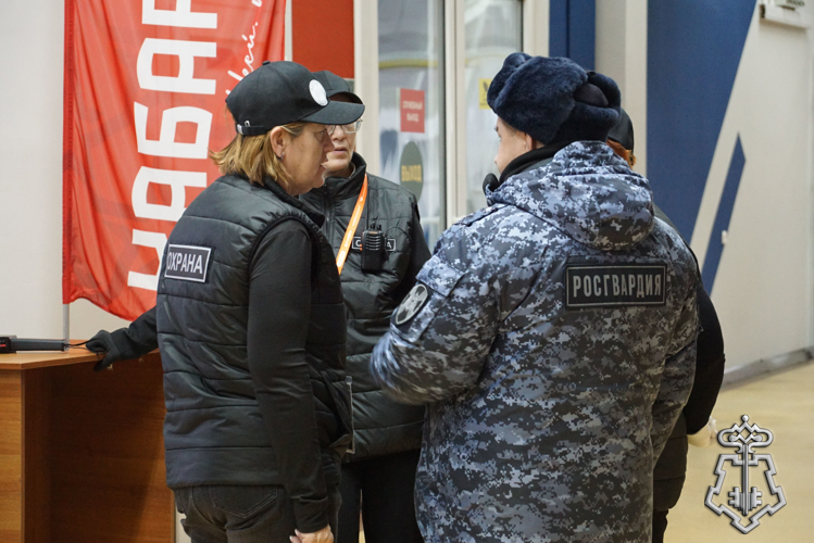 В Хабаровске сотрудники Росгвардии обеспечили правопорядок во время матча чемпионата России по хоккею с мячом