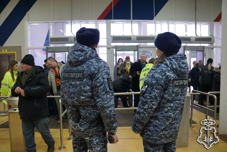 В Хабаровске сотрудники Росгвардии обеспечили правопорядок во время матча чемпионата России по хоккею с мячом