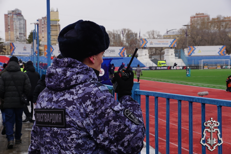 В Хабаровске росгвардейцы обеспечили охрану общественного порядка в период проведения футбольного матча 