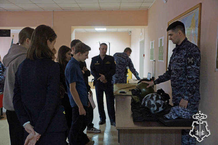 В Хабаровске сотрудники Росгвардии провели День открытых дверей для старшеклассников