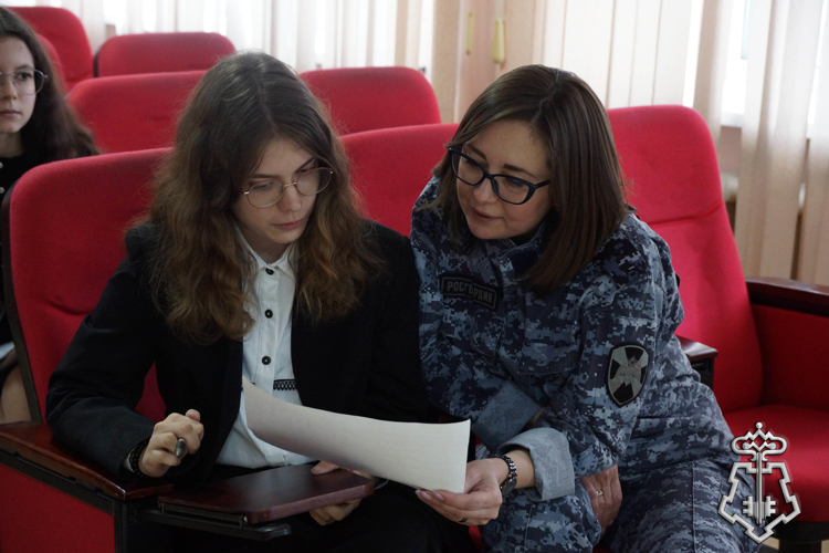 В Хабаровске сотрудники Росгвардии провели День открытых дверей для старшеклассников