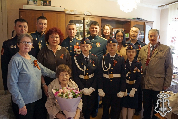 В Хабаровске военнослужащие и сотрудники Росгвардии поздравили с наступающим праздником Победы ветерана Великой Отечественной войны