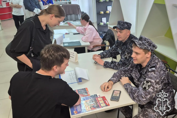 В Хабаровском крае сотрудники Росгвардии приняли участие во Всероссийской ярмарке трудоустройства
