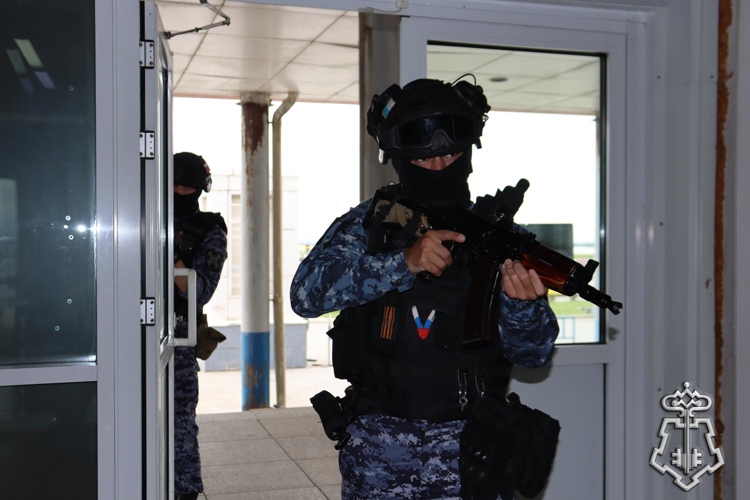 В Хабаровске росгвардейцы провели тренировки по обеспечению общественной безопасности в период проведения спортивных мероприятий