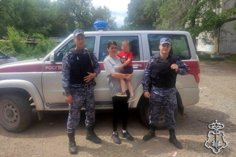 В пос. Хор Хабаровского края росгвардейцы вернули матери потерявшегося ребёнка