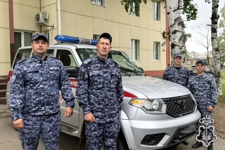 В г. Советская Гавань сотрудники Росгвардии оказали помощь женщине, потерявшей сознание во время массового мероприятия 