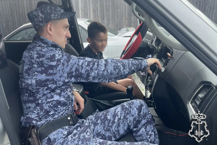 В Хабаровском крае сотрудники Росгвардии навестили ребенка, которому ранее оказали помощь после ДТП