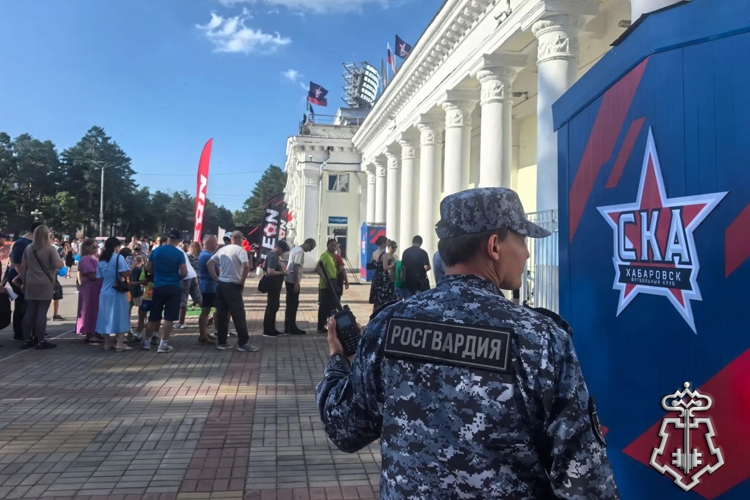 Сотрудники Росгвардии обеспечили охрану общественного порядка и безопасность на футбольном матче в Хабаровске