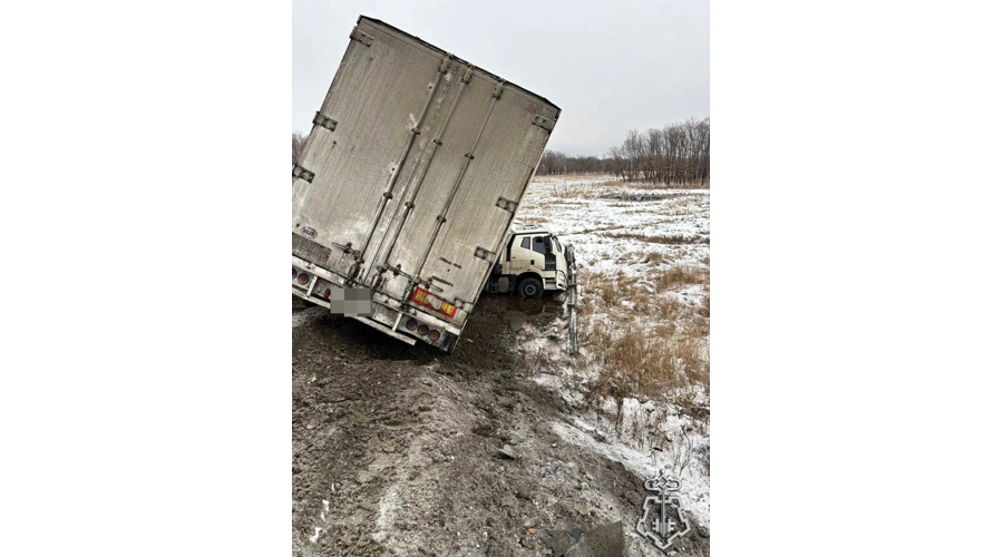 В Хабаровском крае сотрудники Росгвардии помогли водителю грузовика, пострадавшему в ДТП