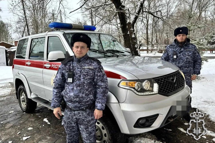 В Хабаровском крае сотрудники Росгвардии помогли водителю грузовика, пострадавшему в ДТП
